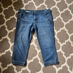 Old Navy Low-Rise Ladies Denim Capris, Size 16, great condition